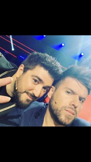 Antonio Orozco Instagram - A alguno les toca la lotería, a otros una herencia, a otros un buen trabajo y a otros sencillamente les sonríe la vida.  A mi me ha tocao to junto SOY AMIGO DE @pablolopezmusic ❤️❤️❤️❤️#somosAmantes.  Esta canción me la escribió a mi.  Que lo sepa toda España.  FELICIDADES.  FELIZ DESCUMPLEAÑOS HERMANO MÍO