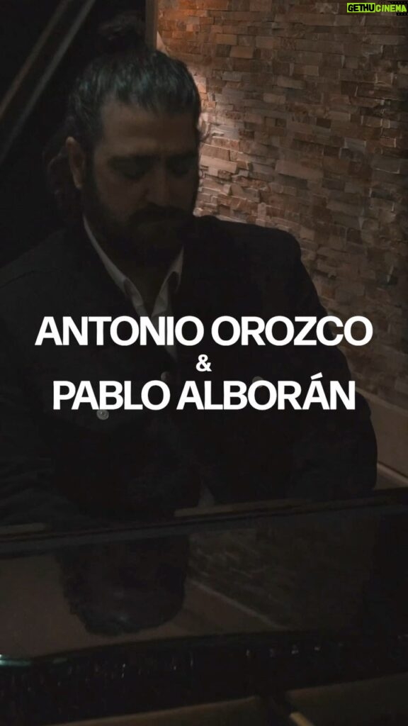 Antonio Orozco Instagram - Esta noche a las 00:00 (hora española) Pedacitos de @pabloalboran ♥️ disponible en el link de la BIO y el que os he dejado por stories! Estoy deseando que la escuchéis y me contéis #nerviosoperdido