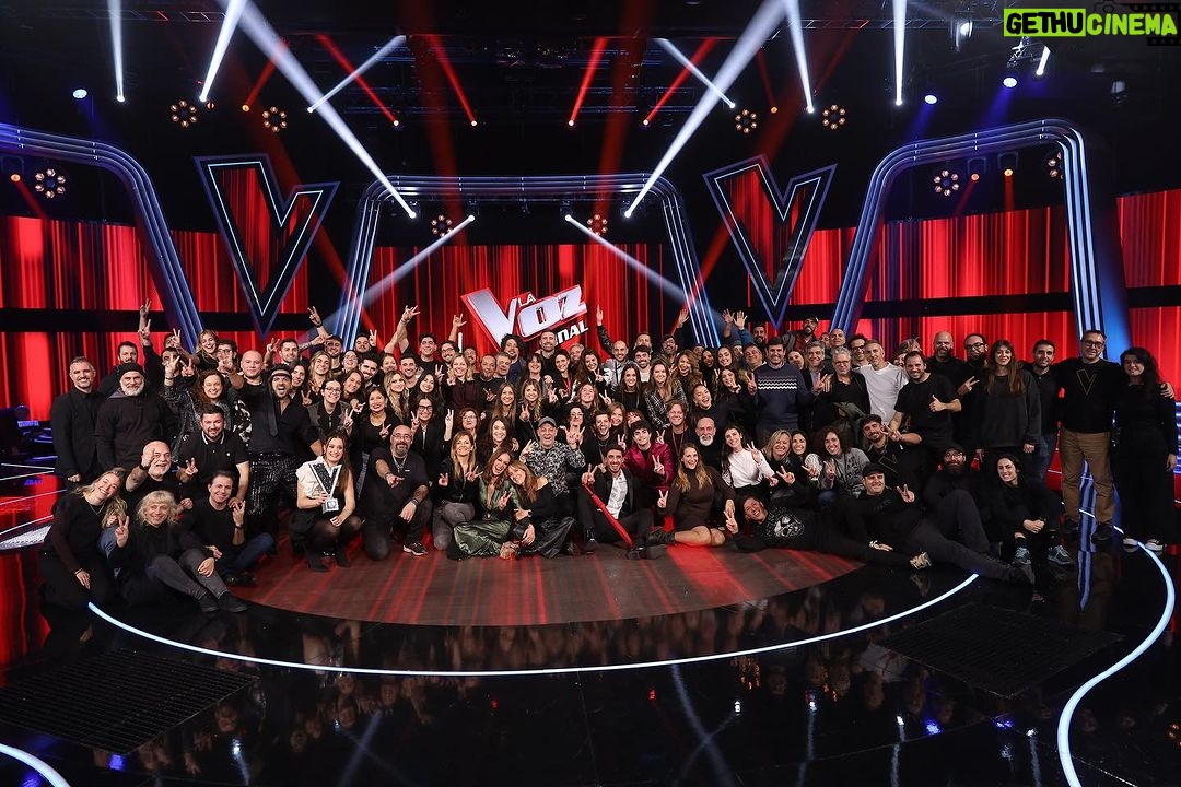 Antonio Orozco Instagram - Solo puedo dar las gracias a todos y cada uno, incluidos los espectadores, a los y las que formáis parte de la gran familia de @lavozantena3 por hacerlo tan y tan especial ❤️ hasta muy pronto!!