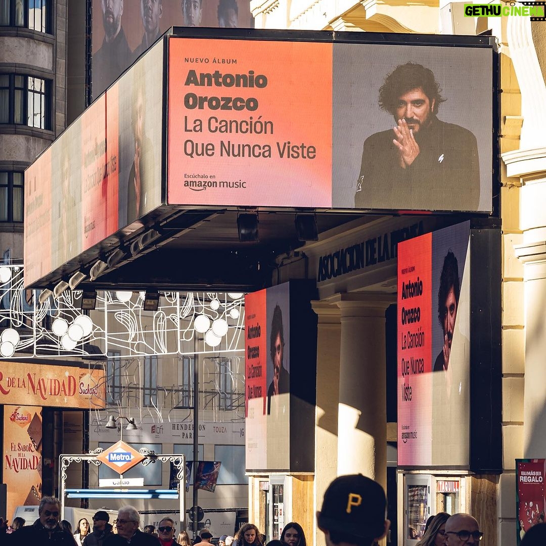 Antonio Orozco Instagram - Demasiado increíble el recibimiento de #LaCancionQueNuncaViste 😍 #GranVia #Madrid gracias @amazonmusices por hacerlo posible!!