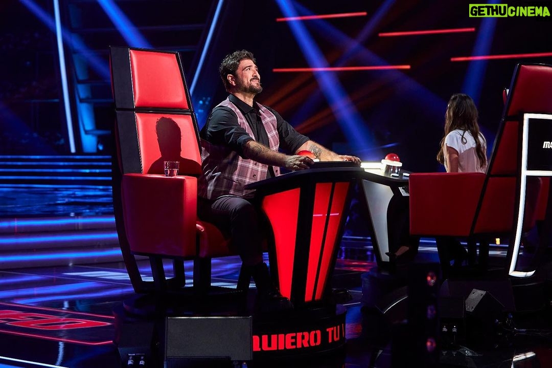 Antonio Orozco Instagram - Así de concentrado me vas a ver esta noche en @lavozantena3 porque no quiero perderme nada, y espero que tú tampoco 🫶🏼❤️