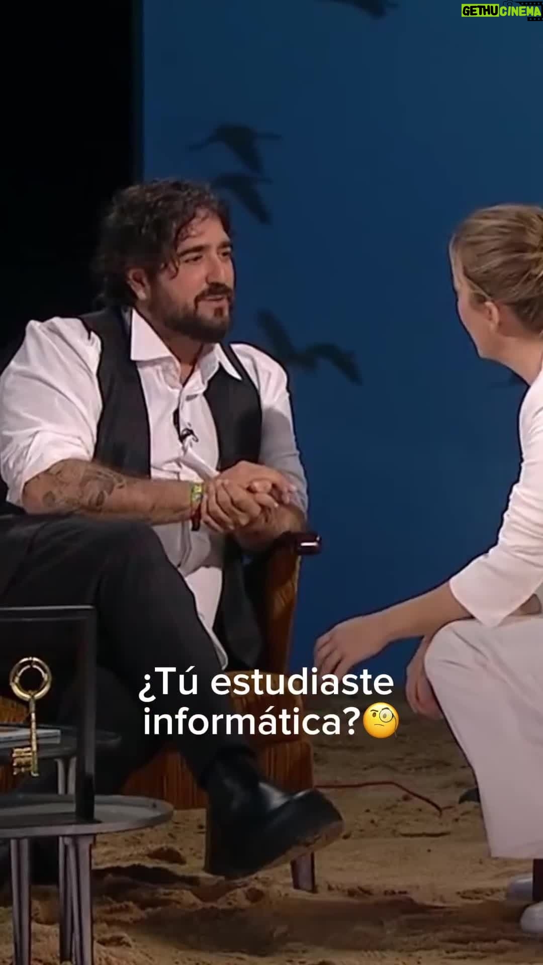 Antonio Orozco Instagram - En 2022 @mariacasado78 me invitaba a su programa ‘Las tres puertas’ y tocamos temas tan especiales para mí como este: dejar atrás lo establecido por lo que realmente me apasionaba. A día de hoy puedo decir que me siento lleno, pleno y sigo enamorado de esta forma de vivir, la única que contemplo. Miro hacia atrás y digo que sí, que he elegido el camino que realmente me hace sentir vivo.❤️ 📸Vídeo de @rtve
