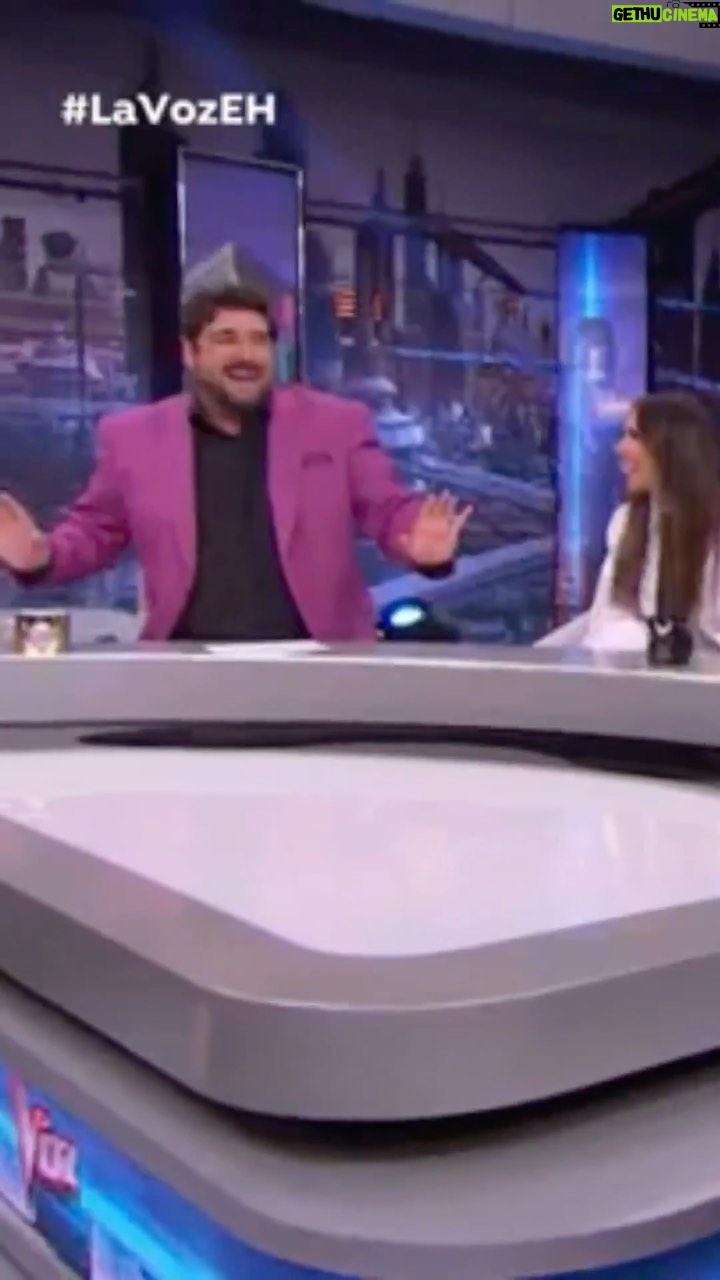 Antonio Orozco Instagram - Ayer en @elhormiguero le robé el puesto a @PabloMotos y… ¡Pasó esto! ❤️❤️❤️GRACIAS POR TAN LINDIIIIIIISIMA OPORTUNIDAD !! ¡¡¡La próxima vez te robo el sitio el programa entero y te bajo la silla!!! 😂