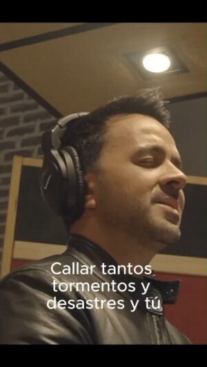 Antonio Orozco Instagram - Alguna vez he explicado que en 2007, cuando solo me llamaban los bancos, una de las personas que siempre estuvo ahí fue @luisfonsi

Este pasado viernes en el Wizink Center de Madrid pude acompañarle cantando Mi Héroe.❤️

Quiero compartir el momento cuando lo grabamos, justo después de la Pandemia.

Felicidades por estos 25 años en la Música!!!!!!! 

En la vida me han pasado cosas de todos los colores. 

Conocer a Luis Fonsi ha sido una de las que han hecho que los grises ya no fueran tan grises, y lo que se veía negro se fuera iluminando poco a poco.✨

#ereselmejorluisfonsi