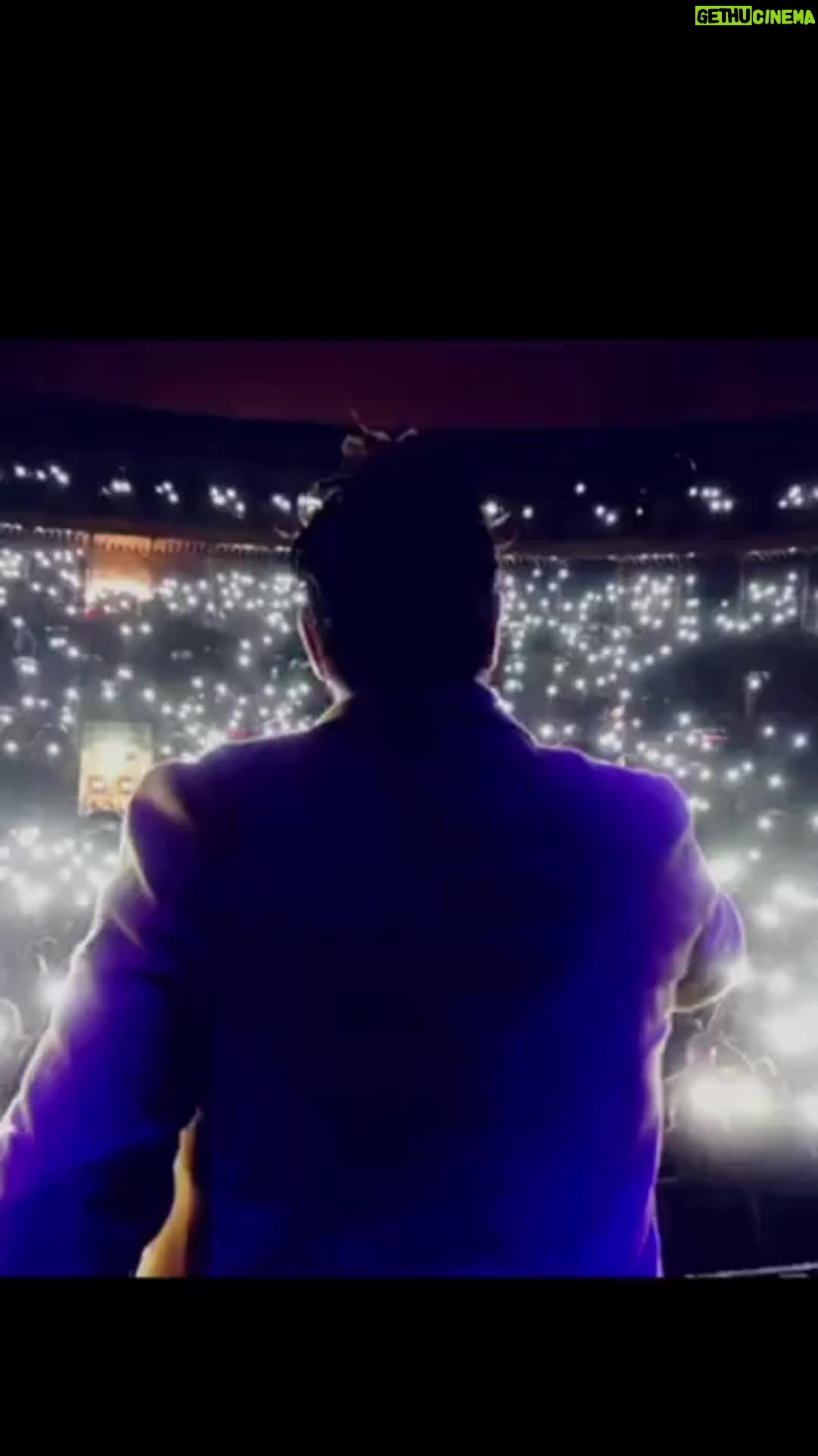 Antonio Orozco Instagram - El sábado en Alicante llovió y llovió…. y pasó esto. Gracias por tanto amor y cariño. Sois magia.✨ ¡¡¡¡Os quiero!!!!!! ❤️ #orozco #antonioorozco #alicante Próximo concierto: Sábado 9 de septiembre en Tenerife / Entradas en el link de la bio