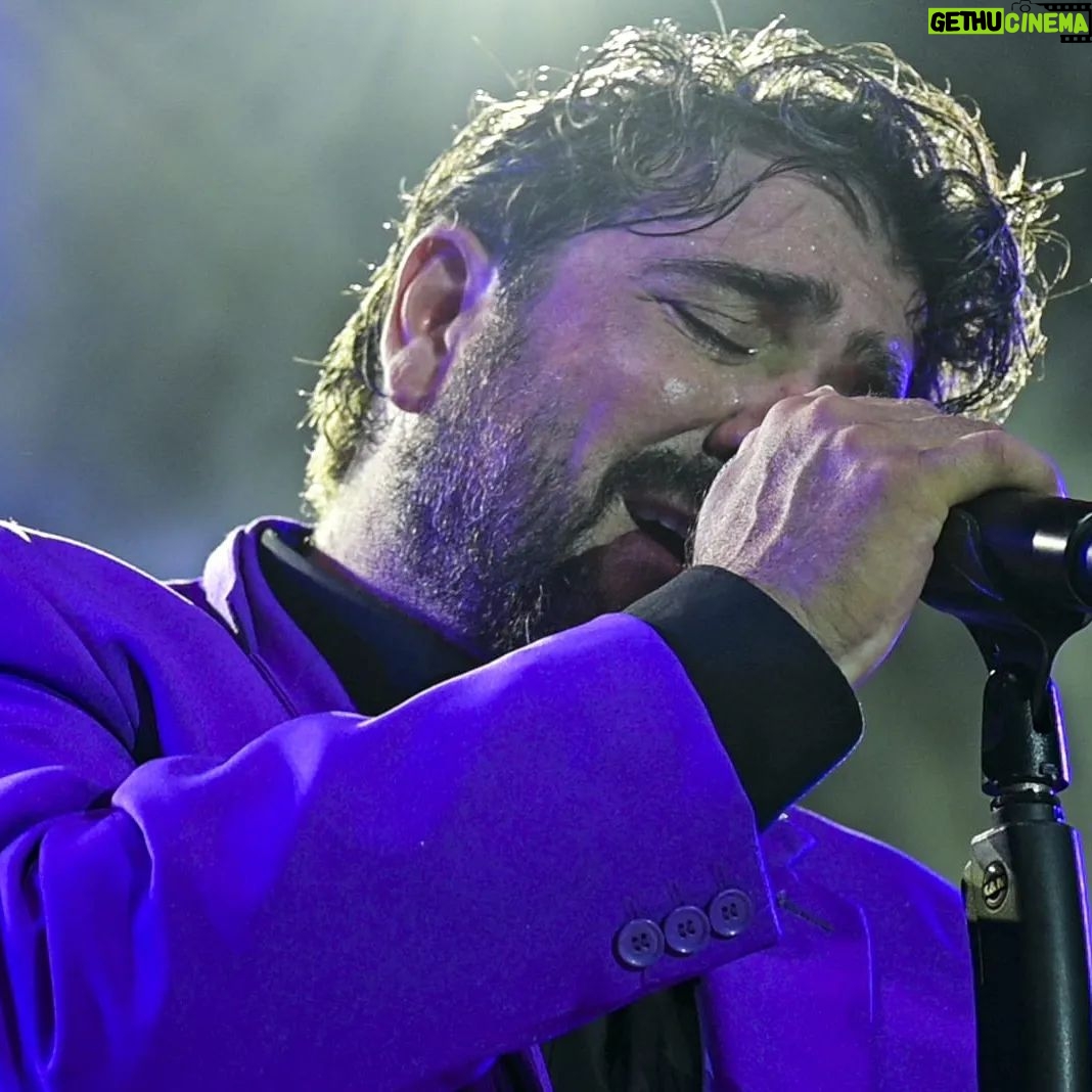 Antonio Orozco Instagram - En Martos, provincia de Jaén, pasaron cosas extraordinarias.✨ Aquí algunas imágenes, donde espero que os llegue todo el sentimiento y el corazón que le ponemos a las canciones, y un vídeo que quiero compartiros del concierto que hicimos allí este pasado viernes.😍 Gracias por tanta hospitalidad MARTEÑ@S y JIENENS@S en general!! Que sepáis que os llevo en el corazón!!❤️ 🎤Próximos conciertos: Alicante (2 sep) y Tenerife (9 sep) / Ver lista completa en el link del perfil #orozco #antonioorozco #martos #conciertos
