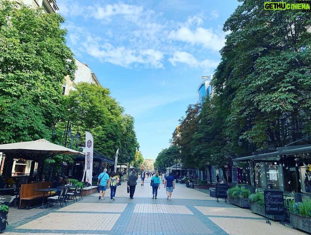 Antony Starr Instagram - Man. Seems like such a different life ago,- being in Sofia shooting #cobwebmovie . Somewhere it’s being finished up and prepped for you lot. Met some great people over there and had a ball. Also I wonder how the accidental others in this photo are....? Sofia, Bulgaria