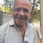 Anupam Kher Instagram - Raju is BACK with a COMB! 🤣 I was fortunate to meet Raju again. The fame he got with the last viral video of his has not affected him a bit. He is the same happy and smiling man. My assistant #Dattu took his blessings on his birthday this time. Raju is really a man who sells combs but spreads happiness! Raju ji ki Jai Ho! ❤️❤️❤️ Mumbai - मुंबई