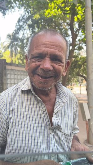 Anupam Kher Instagram - Raju is BACK with a COMB! 🤣 I was fortunate to meet Raju again. The fame he got with the last viral video of his has not affected him a bit. He is the same happy and smiling man. My assistant #Dattu took his blessings on his birthday this time. Raju is really a man who sells combs but spreads happiness! Raju ji ki Jai Ho! ❤️❤️❤️