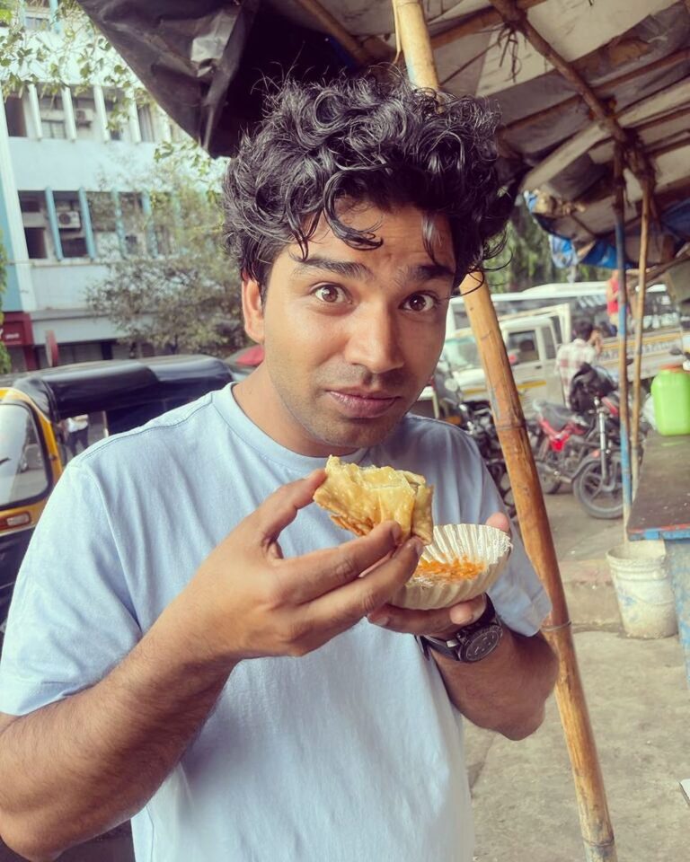 Anupam Tripathi Instagram - ChaiJalebiSamosa,Swaad Hai Inka Adbhut Sa 😋 Favorite Time Is Tea Time🤩 #enjoythetasteofindia :-) #chai #magicalmumbai :-) Mumbai -city of Dreams
