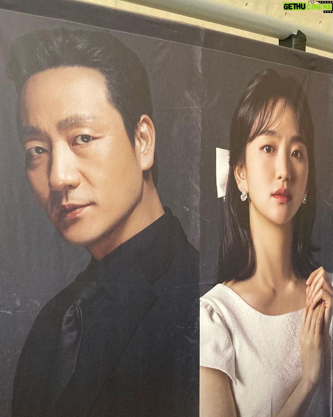 Anupam Tripathi Instagram - Joyful moments with actor @j0i3n2a9 배우님 after watching her incredible performance in the theatre play #Faust #공연파우스트 🎭 I got her autograph in 2017 while shooting #그냥사랑하는사이 #드라마 with her . she was so kind, generous and supportive during that time :-) So much to learn :-) thank you 배우님 공연 너무 잘 봤습니다 :-) 축하해요 🙌😃 #theatre #theatreperformance #faust #공연파우스트 #한국공연 #최고다👍 LG Arts Center