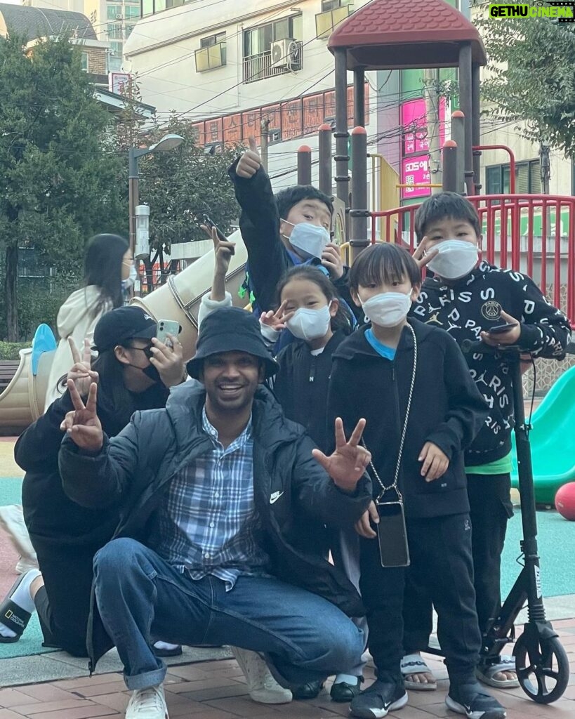 Anupam Tripathi Instagram - Bache mann ke sacche~~ When kids comes to you and say Are you Ali ? One of best moment with kids and chit-chatting with them like i am also a kid:-) #알리 #아누팜트리파티 #squidgame #오징어게임 #netflixkr