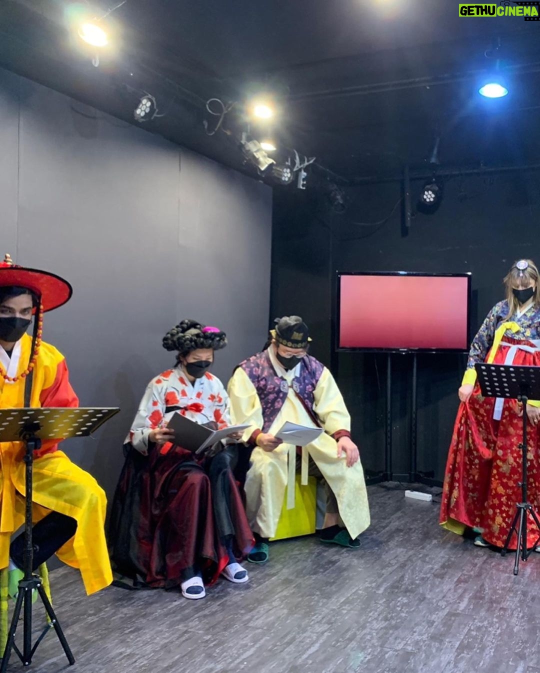 Anupam Tripathi Instagram - 오랜만에 공연 합니다 :-) performing after long time on our little stage :-) 좋은 동료들과 함께 신나게 연습 한 작품입니다! 내일과 모레 ! 7시에 공연 합니다:-) 안나가 직접 쓴 본인의 이야기를 좋은 사람들과 함께 공연을 하니까 너무 너무 좋아요 😄 조금은 부족할수도 있지만 안나와 오래전 부터 이야기 나눴던 고민들을 무대에서 나눌 수 있는 것이 정말 뿌듯하면서 신나요!안나야! 안나전을 준비하면서 열정적인 마음을 다시 느낀다 :-) 고마워 my friend Anna , I am so so proud of you :-) @missannayoon @theaterdreamplay 우리 안나전 화이팅 하자 :-)
