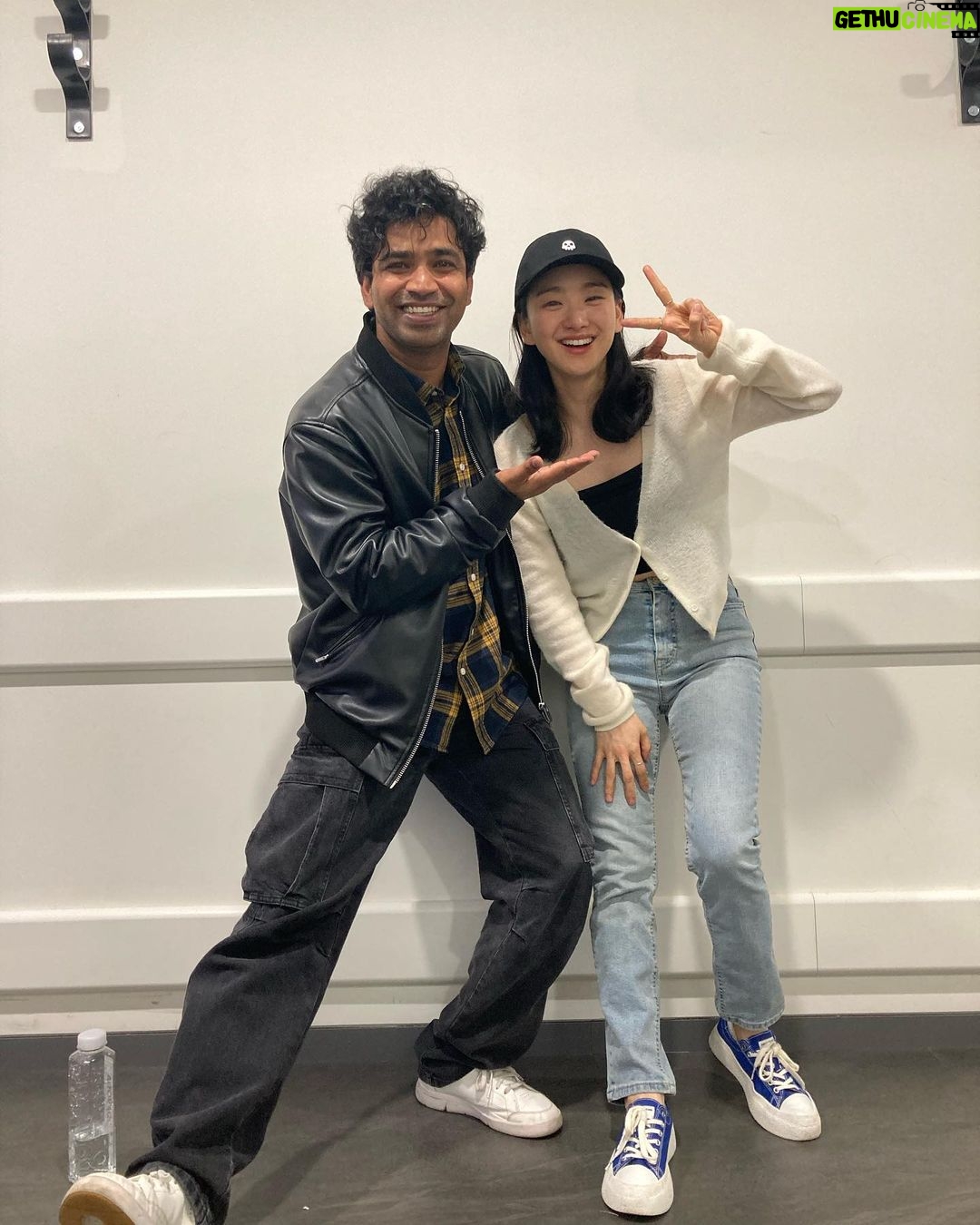 Anupam Tripathi Instagram - Joyful moments with actor @j0i3n2a9 배우님 after watching her incredible performance in the theatre play #Faust #공연파우스트 🎭 I got her autograph in 2017 while shooting #그냥사랑하는사이 #드라마 with her . she was so kind, generous and supportive during that time :-) So much to learn :-) thank you 배우님 공연 너무 잘 봤습니다 :-) 축하해요 🙌😃 #theatre #theatreperformance #faust #공연파우스트 #한국공연 #최고다👍 LG Arts Center