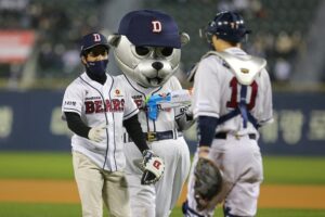 Anupam Tripathi Instagram - Thank you DoosanBears 🙏 @doosanbears.1982