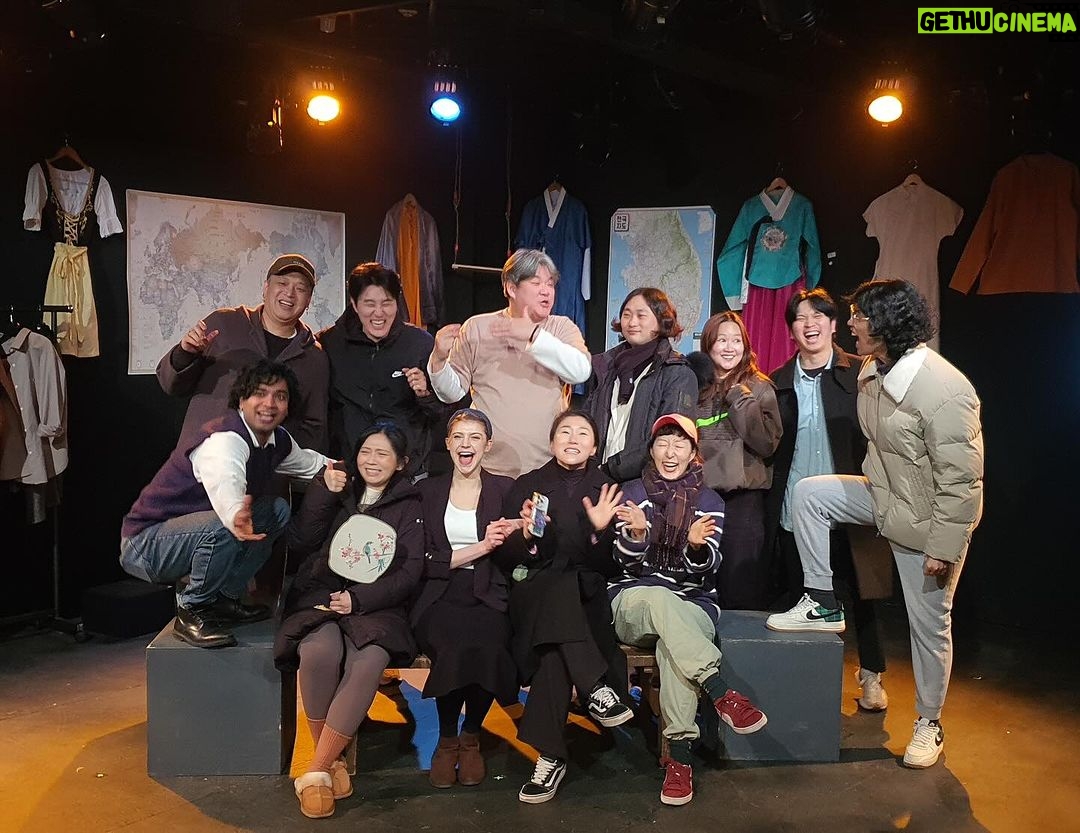 Anupam Tripathi Instagram - 한국은 제가 스스로 선택한 고향이고, 이곳에서 연극을 하고 싶어요. 이번 공연을 준비하면서 많이 느꼈는데, 제 주변에 참 좋은 사람들이 있습니다! 제가 흔들릴 때 저를 잡아주는 친구들! 독일인 안나, 한국인 안나 말고, 그냥 나를 믿고 밀어주는 친구들 덕분에 이번 공연 잘 마무리 할 수 있었습니다! 우리 안나전 팀 ♥️ 감사하고 사랑합니다! 안나전 앞으로도 함께 하기를! 토이 토이 토이! ✨ #연극 #연우소극장 #안나전 #외국인이춘향전을연기한다면 #배우 #박효진 #아누팜트리파티 #유종연 #윤안나 #이세준 #이송아 #전필재 #최건우 #김유진 #최인수 #조충만 #박은지 #김민봉 #아리오나 #현림 #드림플레이 #극단 #대학로 #두드림페스티벌 #theater #seoul #korea #performance #diversity #stage Hanbok by @insadong_official Seoul, Korea