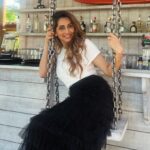 Anusha Dandekar Instagram - Thankyou from the bottom of my heart for all the msgs, calls, birthday singing, posts, flowers, gifts, cakes, balloons, cards, hugs, love and genuine positive happy energy…. Also to my family and friends who were with me & made it magical… and my bestfriend who couldn’t be but made me feel so loved throughout. I am overwhelmed by it all and will never take it or you for granted. I love you ❤️ 9th January 1982 with love Anusha. 💐
