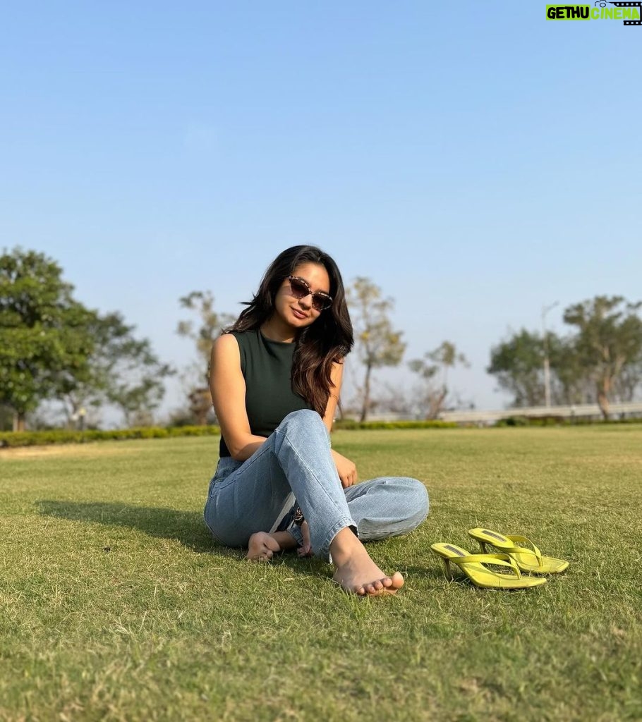 Anushka Sen Instagram - Subha ki dhoop main☀🎥