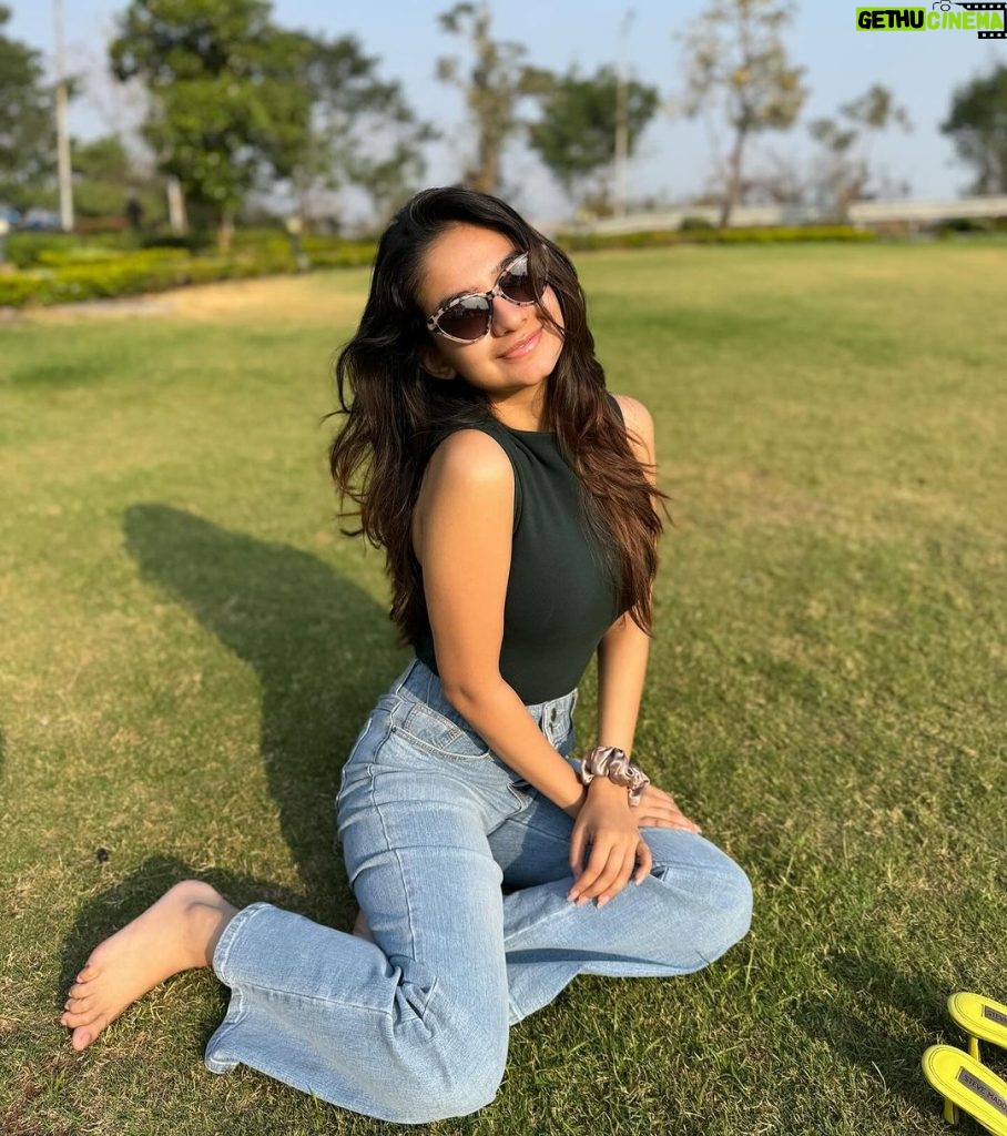 Anushka Sen Instagram - Subha ki dhoop main☀️🎥