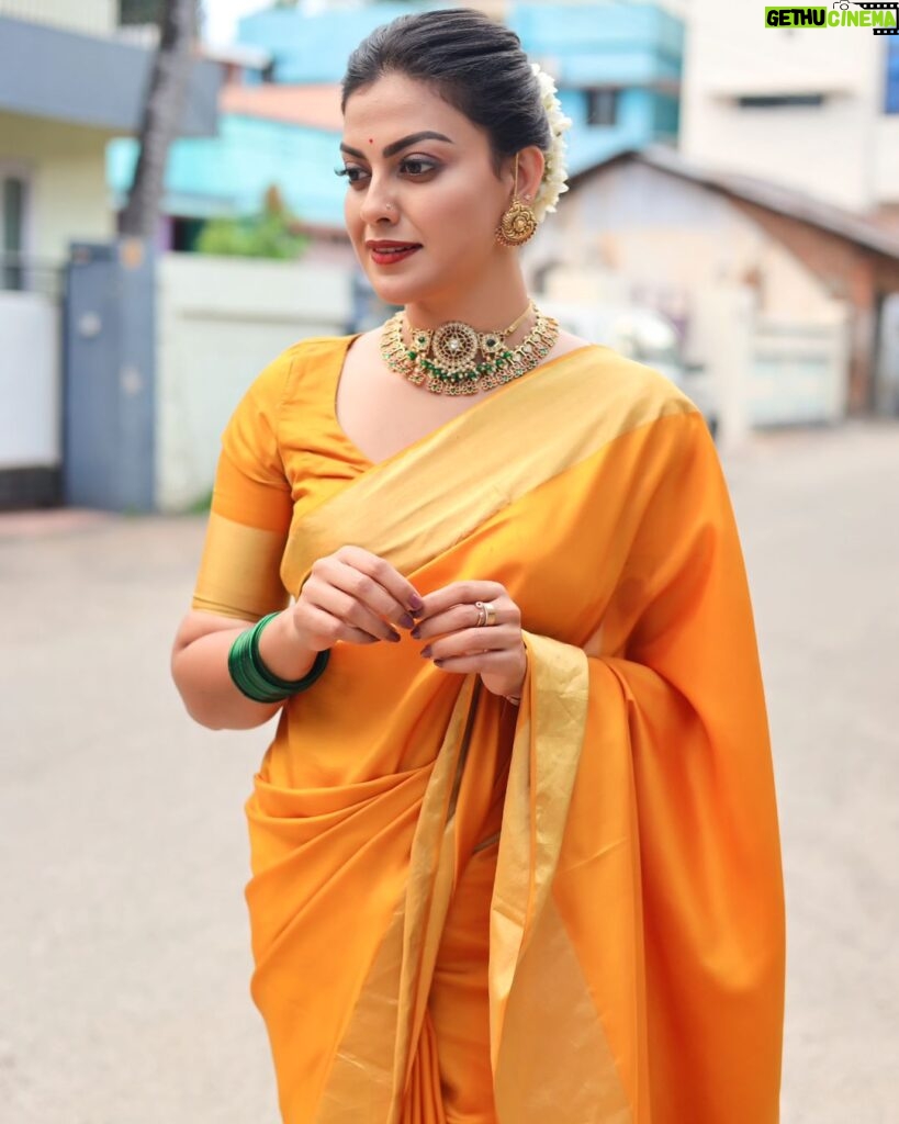 Anusree Instagram - Sarees bring a timeless grace to my style, making each day special..... 💛💛💛 Click @mahesh_bhai MaH @pinkyvisal Neckpieces @varuthri_findings