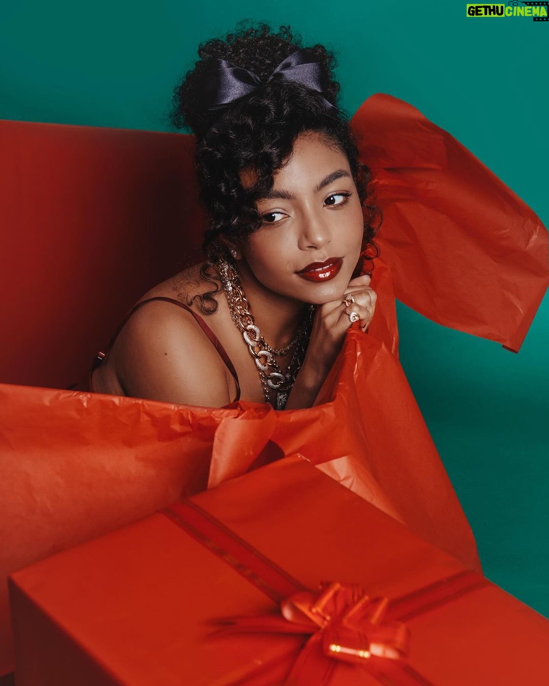 Any Gabrielly Instagram - Esse presentinho aparecendo no feed pra desejar um Feliz Natal! ❤️🧑🏾🎄 Que a noite seja cheia de amor e que vocês estejam com quem voces amam. Feliz de estar aqui no Brasil, fim de ano no verão é o maior, avisa!! São Paulo, Brasil