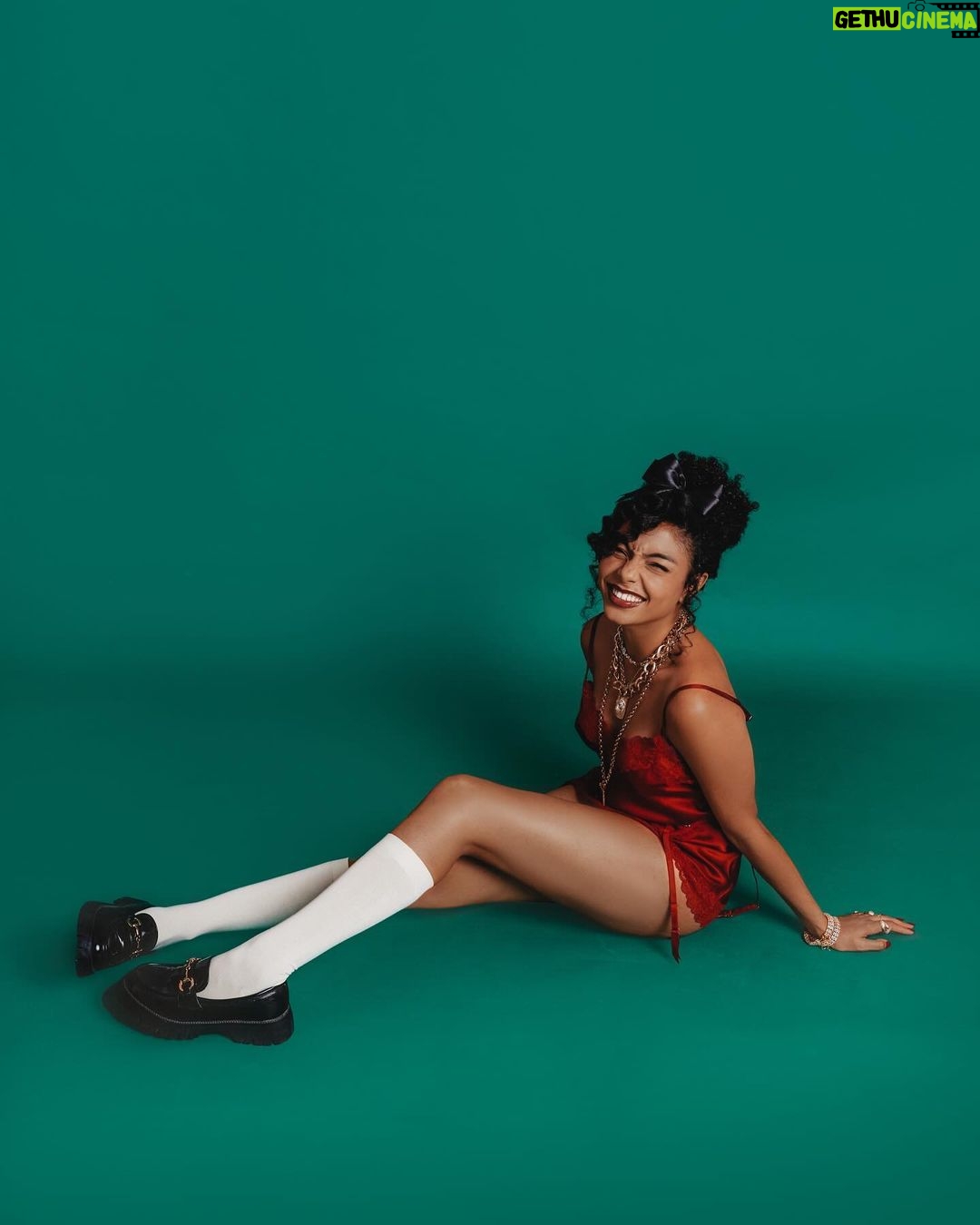 Any Gabrielly Instagram - Esse presentinho aparecendo no feed pra desejar um Feliz Natal! ❤️🧑🏾🎄 Que a noite seja cheia de amor e que vocês estejam com quem voces amam. Feliz de estar aqui no Brasil, fim de ano no verão é o maior, avisa!! São Paulo, Brasil