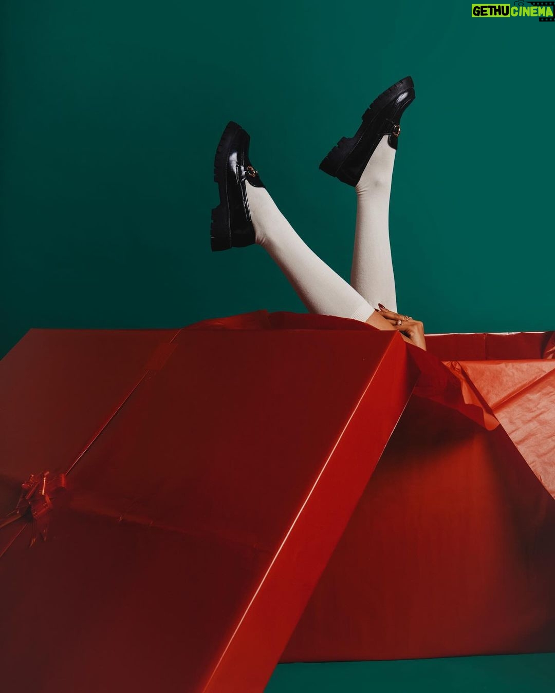 Any Gabrielly Instagram - Esse presentinho aparecendo no feed pra desejar um Feliz Natal! ❤️🧑🏾🎄 Que a noite seja cheia de amor e que vocês estejam com quem voces amam. Feliz de estar aqui no Brasil, fim de ano no verão é o maior, avisa!! São Paulo, Brasil