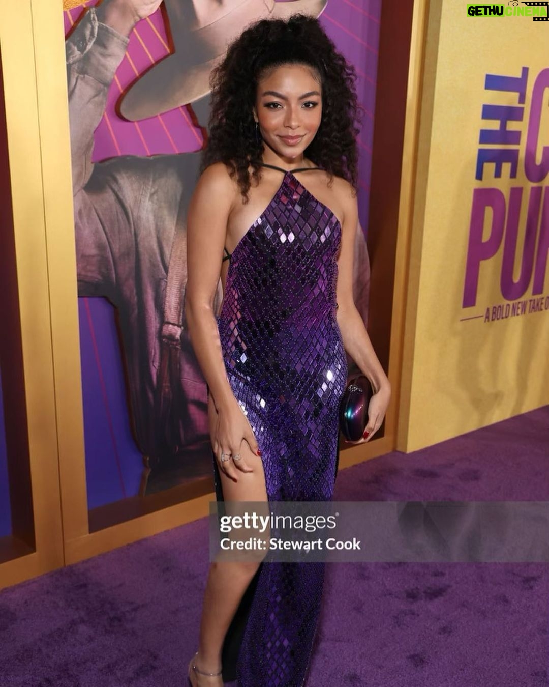 Any Gabrielly - 205.6K Likes - #TheColorPurple Première last night 💜
The color purple foi meu primeiro teste de musical muuuuitos anos atrás, que acabou não sendo produzido mas eu nunca vou me esquecer de estar em volta de tanta gente talentosa, foi um momento que me moldou como artista e tenho guardado comigo pra sempre.
Naquela sala de cinema eu me senti tão inspirada quanto, voltei no tempo e chorei que nem uma doida, assistam 😭 #WBPartner @thecolorpurple