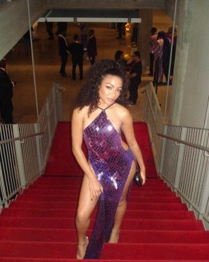 Any Gabrielly Instagram - #TheColorPurple Première last night 💜

The color purple foi meu primeiro teste de musical muuuuitos anos atrás, que acabou não sendo produzido mas eu nunca vou me esquecer de estar em volta de tanta gente talentosa, foi um momento que me moldou como artista e tenho guardado comigo pra sempre.

Naquela sala de cinema eu me senti tão inspirada quanto, voltei no tempo e chorei que nem uma doida, assistam 😭 #WBPartner @thecolorpurple