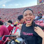 Any Gabrielly Instagram - Meu primeiro jogo de futebol americano ✨✨✨ Perdemos mas me senti num filme, foi tudooo L.A. Memorial Colliseum - Usc Trojan Football