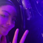 Any Gabrielly Instagram - Fotos nada a ver para um textão potencialmente nada a ver tbm Nunca faço isso mas talvez seja legal usar IG como diário. Eu to vivendo o ano mais legal e mais estranho da minha vida. Alcancei pelo menos uns 15 objetivos e perdi 20 parafusos. Tem sido um ano de plantar e plantar e plantar e acreditar que eu vou colher. No meio disso tudo, foi necessário eu abrir mão de umas coisas que pra muita gente a minha volta não faz sentido, coisas que eu sei fazer muito bem e uma delas foi estar pertinho de vocês. É que, quando se tem várias pessoas te perguntando “quem é você?” e tu não sabe responder com firmeza, é preciso olhar pra dentro. Foi o que eu fiz com tantas outras pessoas legais, dentro de alguns estúdios pelo mundo. Tô me sentindo taaaao mais pertinho de quem Any Gabrielly é e minha música também 🥹 A era low profile tá acabando porque quem eu quero ser pra vocês tá mais presente em mim. A era do “vem ai” também ta acabando assim como 2023. Sinceramente, graças a Deus kkkkk chega de autoconhecimento vou guardar um pouco pra próxima era 😭😭😭 Beijo na testa ❤️