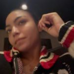 Any Gabrielly Instagram - Fotos nada a ver para um textão potencialmente nada a ver tbm Nunca faço isso mas talvez seja legal usar IG como diário. Eu to vivendo o ano mais legal e mais estranho da minha vida. Alcancei pelo menos uns 15 objetivos e perdi 20 parafusos. Tem sido um ano de plantar e plantar e plantar e acreditar que eu vou colher. No meio disso tudo, foi necessário eu abrir mão de umas coisas que pra muita gente a minha volta não faz sentido, coisas que eu sei fazer muito bem e uma delas foi estar pertinho de vocês. É que, quando se tem várias pessoas te perguntando “quem é você?” e tu não sabe responder com firmeza, é preciso olhar pra dentro. Foi o que eu fiz com tantas outras pessoas legais, dentro de alguns estúdios pelo mundo. Tô me sentindo taaaao mais pertinho de quem Any Gabrielly é e minha música também 🥹 A era low profile tá acabando porque quem eu quero ser pra vocês tá mais presente em mim. A era do “vem ai” também ta acabando assim como 2023. Sinceramente, graças a Deus kkkkk chega de autoconhecimento vou guardar um pouco pra próxima era 😭😭😭 Beijo na testa ❤️