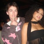 Any Gabrielly Instagram - Fotos nada a ver para um textão potencialmente nada a ver tbm Nunca faço isso mas talvez seja legal usar IG como diário. Eu to vivendo o ano mais legal e mais estranho da minha vida. Alcancei pelo menos uns 15 objetivos e perdi 20 parafusos. Tem sido um ano de plantar e plantar e plantar e acreditar que eu vou colher. No meio disso tudo, foi necessário eu abrir mão de umas coisas que pra muita gente a minha volta não faz sentido, coisas que eu sei fazer muito bem e uma delas foi estar pertinho de vocês. É que, quando se tem várias pessoas te perguntando “quem é você?” e tu não sabe responder com firmeza, é preciso olhar pra dentro. Foi o que eu fiz com tantas outras pessoas legais, dentro de alguns estúdios pelo mundo. Tô me sentindo taaaao mais pertinho de quem Any Gabrielly é e minha música também 🥹 A era low profile tá acabando porque quem eu quero ser pra vocês tá mais presente em mim. A era do “vem ai” também ta acabando assim como 2023. Sinceramente, graças a Deus kkkkk chega de autoconhecimento vou guardar um pouco pra próxima era 😭😭😭 Beijo na testa ❤️