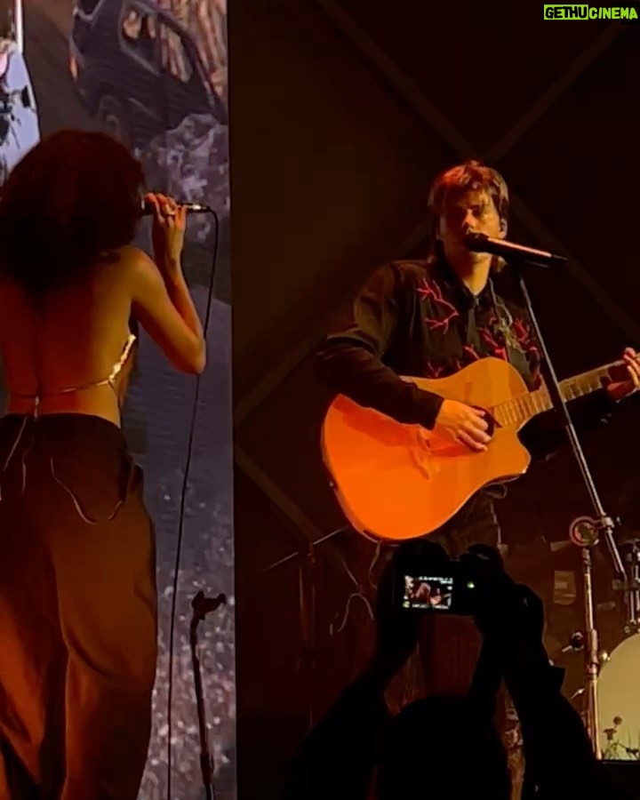 Any Gabrielly Instagram - Essa viagem ao Brasil foi cheia de presentinhos e um deles foi poder subir no palco ao lado do @oneruel 🤍 It’s always a pleasure to be alongside such talented and passionate artists, thank you Ruel for trusting me with the second verse of “Sitting in Traffic” and with being a little part of your tour, forever in awe of your energy on stage and the honesty in your music ✨ Me solta num palquinho e eu tô feliz :)) Cine Joia