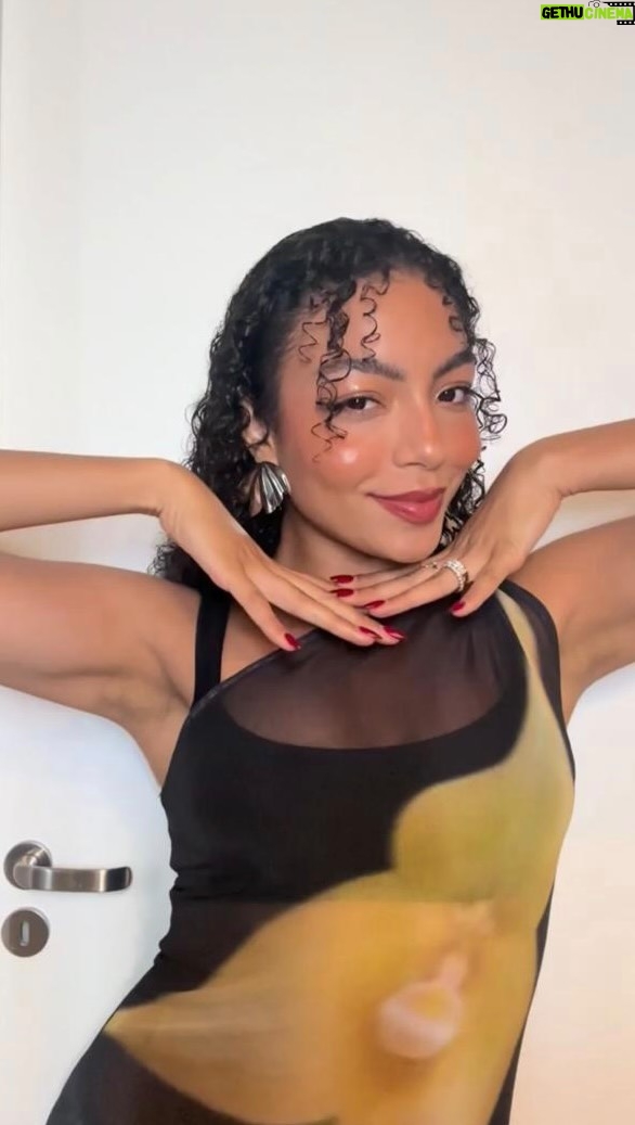 Any Gabrielly Instagram - Maquie-se com @anygabriellyofficial e @glamourbrasil para a noite de Ano-Novo! ✨ A cantora divide com a gente os segredos de um look com efeito molhado, bem fresco e cool, para chegar lindíssima a 2024. Play! #GlamourTutorial #GRWMGlamour #AnyGabrielly