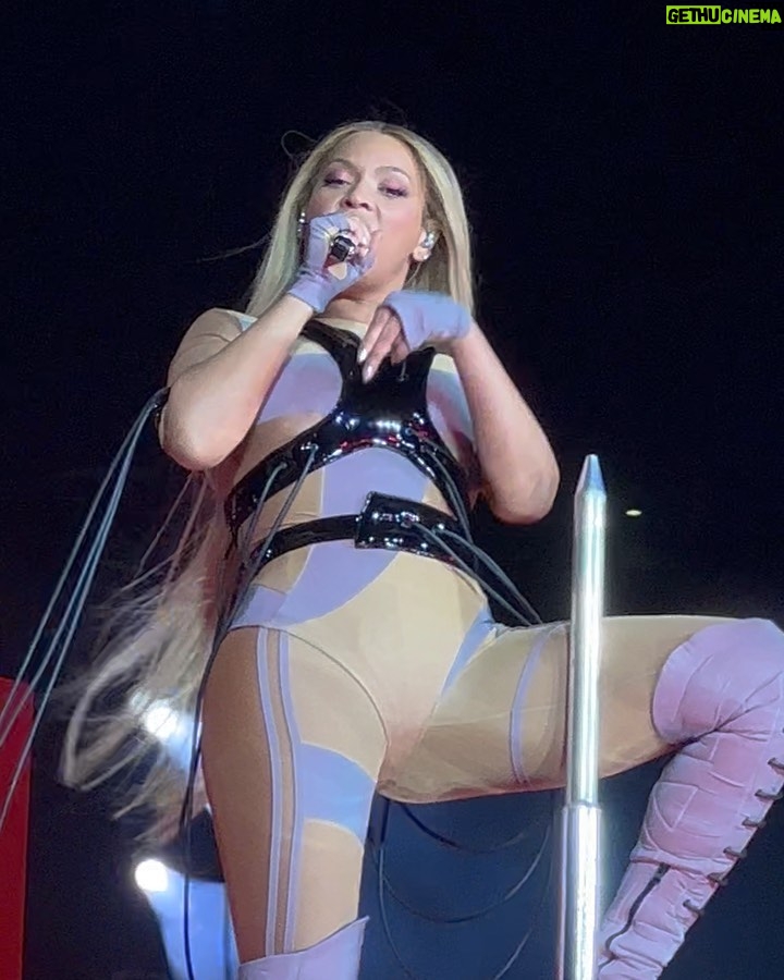 Any Gabrielly - 193.7K Likes - Another core memory you’re a part of @beyonce ✨ Uma das melhores noites da minha vida, não vou superar nunca!!! E a diva olhou pra mim SOMOS BESTS!!!!! #RenassainceTour