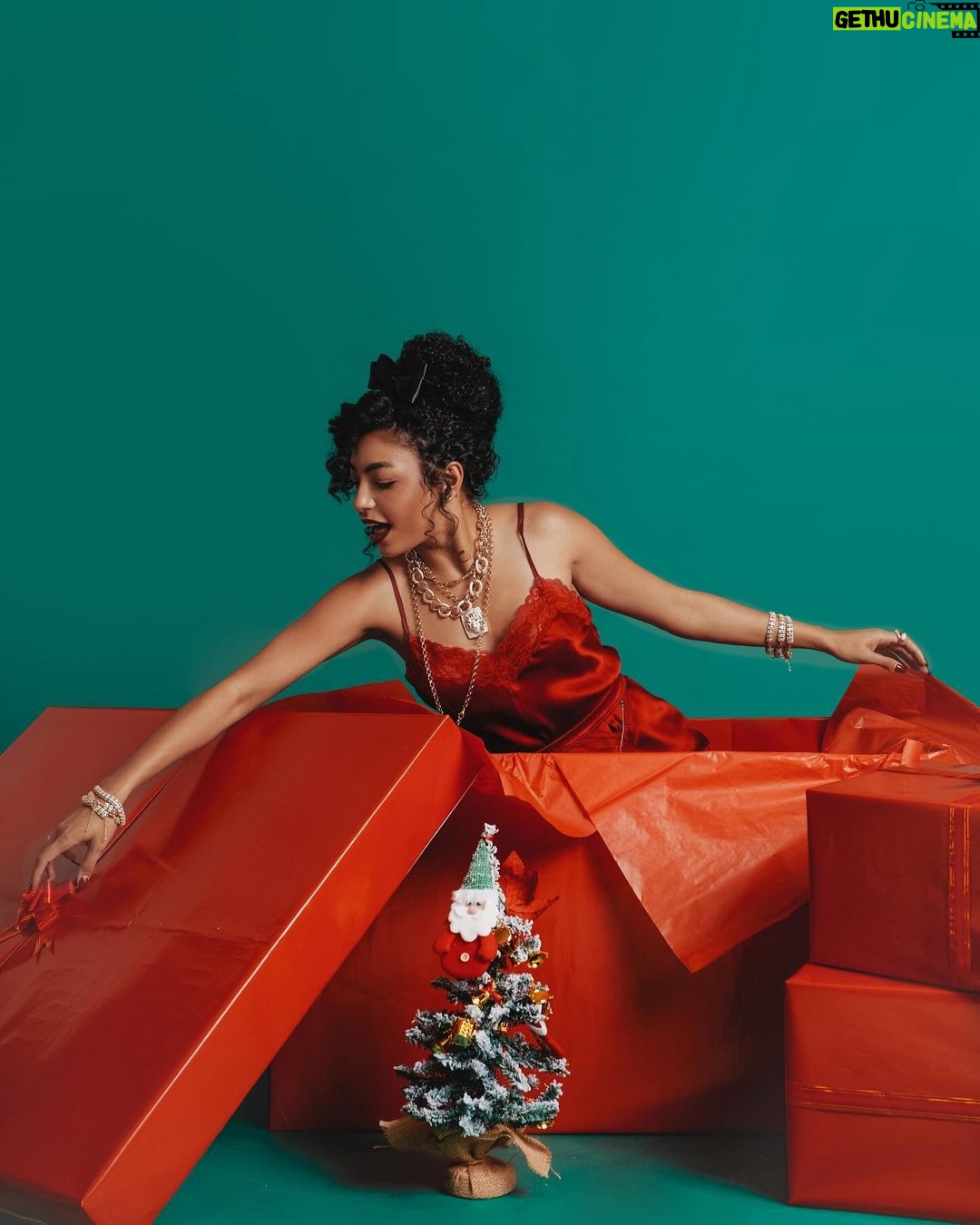 Any Gabrielly Instagram - Esse presentinho aparecendo no feed pra desejar um Feliz Natal! ❤️🧑🏾🎄 Que a noite seja cheia de amor e que vocês estejam com quem voces amam. Feliz de estar aqui no Brasil, fim de ano no verão é o maior, avisa!! São Paulo, Brasil