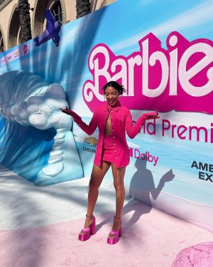 Any Gabrielly Instagram - 🩷IT’S A BARBIE WORLD AND WE’RE ALL JUST LIVING IN IT🩷 
———————————————————
Eu cresci numa casa só com mulheres e uma das coisas sagradas entre nós é o momento onde paramos em família pra assistir Barbie! Que prazer foi fazer parte dessa première e que filme maravilhoso! Eu ri, chorei, ri mais um pouco e chorei de novo. E ainda teve o bônus de assistir um filminho com a Billie, Dua Lipa, Nicki e cia na sala ✨ I feel PINK.  #WBPartner
