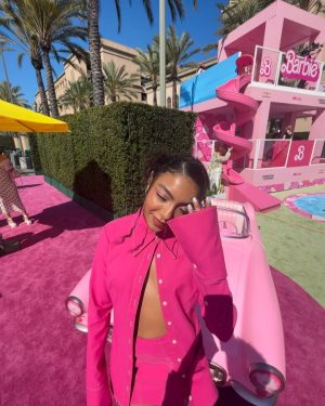 Any Gabrielly Instagram - 🩷IT’S A BARBIE WORLD AND WE’RE ALL JUST LIVING IN IT🩷 
———————————————————
Eu cresci numa casa só com mulheres e uma das coisas sagradas entre nós é o momento onde paramos em família pra assistir Barbie! Que prazer foi fazer parte dessa première e que filme maravilhoso! Eu ri, chorei, ri mais um pouco e chorei de novo. E ainda teve o bônus de assistir um filminho com a Billie, Dua Lipa, Nicki e cia na sala ✨ I feel PINK.  #WBPartner