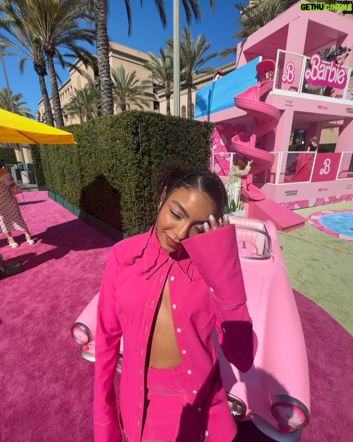 Any Gabrielly Instagram - 🩷IT’S A BARBIE WORLD AND WE’RE ALL JUST LIVING IN IT🩷 ——————————————————— Eu cresci numa casa só com mulheres e uma das coisas sagradas entre nós é o momento onde paramos em família pra assistir Barbie! Que prazer foi fazer parte dessa première e que filme maravilhoso! Eu ri, chorei, ri mais um pouco e chorei de novo. E ainda teve o bônus de assistir um filminho com a Billie, Dua Lipa, Nicki e cia na sala ✨ I feel PINK. #WBPartner Barbie's Fantasy Land