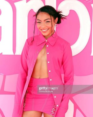 Any Gabrielly Instagram - 🩷IT’S A BARBIE WORLD AND WE’RE ALL JUST LIVING IN IT🩷 
———————————————————
Eu cresci numa casa só com mulheres e uma das coisas sagradas entre nós é o momento onde paramos em família pra assistir Barbie! Que prazer foi fazer parte dessa première e que filme maravilhoso! Eu ri, chorei, ri mais um pouco e chorei de novo. E ainda teve o bônus de assistir um filminho com a Billie, Dua Lipa, Nicki e cia na sala ✨ I feel PINK.  #WBPartner