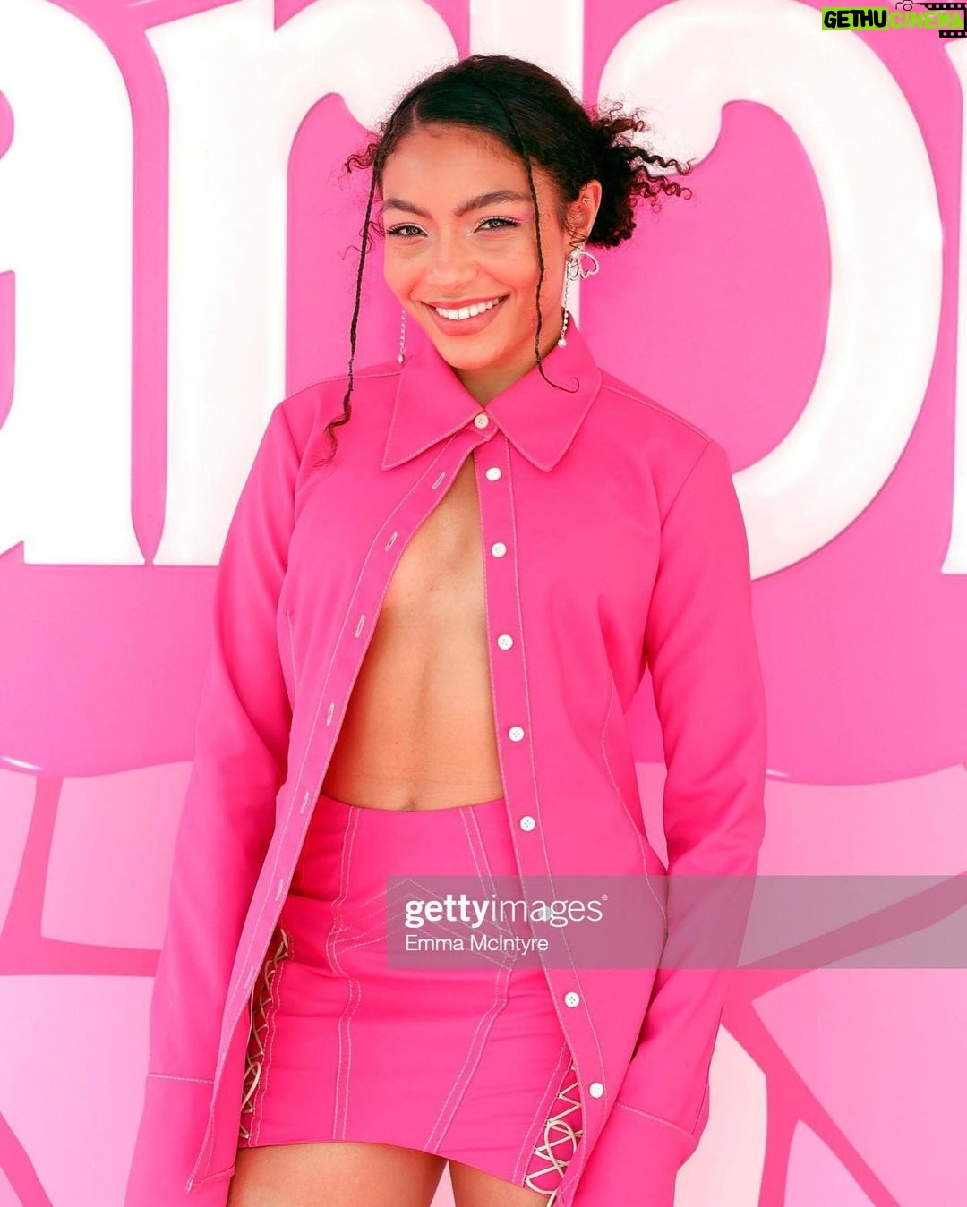 Any Gabrielly - 411.8K Likes - 🩷IT’S A BARBIE WORLD AND WE’RE ALL JUST LIVING IN IT🩷
———————————————————
Eu cresci numa casa só com mulheres e uma das coisas sagradas entre nós é o momento onde paramos em família pra assistir Barbie! Que prazer foi fazer parte dessa première e que filme maravilhoso! Eu ri, chorei, ri mais um pouco e chorei de novo. E ainda teve o bônus de assistir um filminho com a Billie, Dua Lipa, Nicki e cia na sala ✨ I feel PINK. #WBPartner