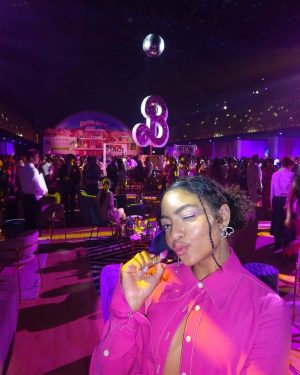 Any Gabrielly Instagram - 🩷IT’S A BARBIE WORLD AND WE’RE ALL JUST LIVING IN IT🩷 
———————————————————
Eu cresci numa casa só com mulheres e uma das coisas sagradas entre nós é o momento onde paramos em família pra assistir Barbie! Que prazer foi fazer parte dessa première e que filme maravilhoso! Eu ri, chorei, ri mais um pouco e chorei de novo. E ainda teve o bônus de assistir um filminho com a Billie, Dua Lipa, Nicki e cia na sala ✨ I feel PINK.  #WBPartner
