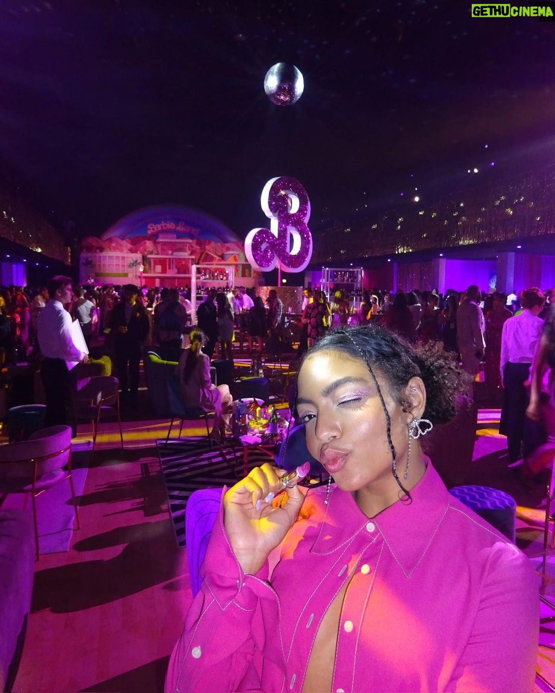 Any Gabrielly - 411.8K Likes - 🩷IT’S A BARBIE WORLD AND WE’RE ALL JUST LIVING IN IT🩷
———————————————————
Eu cresci numa casa só com mulheres e uma das coisas sagradas entre nós é o momento onde paramos em família pra assistir Barbie! Que prazer foi fazer parte dessa première e que filme maravilhoso! Eu ri, chorei, ri mais um pouco e chorei de novo. E ainda teve o bônus de assistir um filminho com a Billie, Dua Lipa, Nicki e cia na sala ✨ I feel PINK. #WBPartner