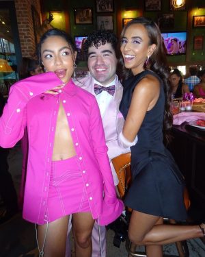 Any Gabrielly Instagram - 🩷IT’S A BARBIE WORLD AND WE’RE ALL JUST LIVING IN IT🩷 
———————————————————
Eu cresci numa casa só com mulheres e uma das coisas sagradas entre nós é o momento onde paramos em família pra assistir Barbie! Que prazer foi fazer parte dessa première e que filme maravilhoso! Eu ri, chorei, ri mais um pouco e chorei de novo. E ainda teve o bônus de assistir um filminho com a Billie, Dua Lipa, Nicki e cia na sala ✨ I feel PINK.  #WBPartner