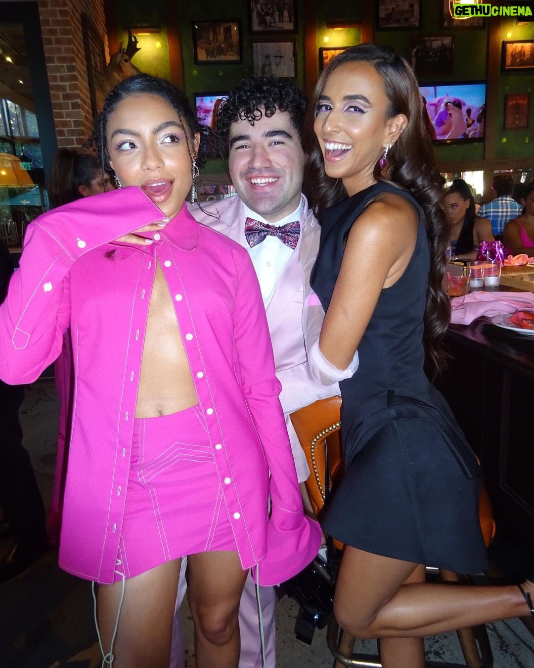 Any Gabrielly - 411.8K Likes - 🩷IT’S A BARBIE WORLD AND WE’RE ALL JUST LIVING IN IT🩷
———————————————————
Eu cresci numa casa só com mulheres e uma das coisas sagradas entre nós é o momento onde paramos em família pra assistir Barbie! Que prazer foi fazer parte dessa première e que filme maravilhoso! Eu ri, chorei, ri mais um pouco e chorei de novo. E ainda teve o bônus de assistir um filminho com a Billie, Dua Lipa, Nicki e cia na sala ✨ I feel PINK. #WBPartner
