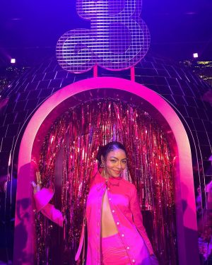 Any Gabrielly Instagram - 🩷IT’S A BARBIE WORLD AND WE’RE ALL JUST LIVING IN IT🩷 
———————————————————
Eu cresci numa casa só com mulheres e uma das coisas sagradas entre nós é o momento onde paramos em família pra assistir Barbie! Que prazer foi fazer parte dessa première e que filme maravilhoso! Eu ri, chorei, ri mais um pouco e chorei de novo. E ainda teve o bônus de assistir um filminho com a Billie, Dua Lipa, Nicki e cia na sala ✨ I feel PINK.  #WBPartner