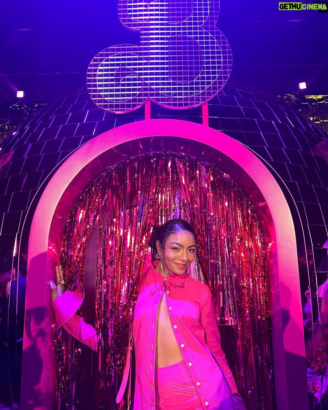 Any Gabrielly - 411.8K Likes - 🩷IT’S A BARBIE WORLD AND WE’RE ALL JUST LIVING IN IT🩷
———————————————————
Eu cresci numa casa só com mulheres e uma das coisas sagradas entre nós é o momento onde paramos em família pra assistir Barbie! Que prazer foi fazer parte dessa première e que filme maravilhoso! Eu ri, chorei, ri mais um pouco e chorei de novo. E ainda teve o bônus de assistir um filminho com a Billie, Dua Lipa, Nicki e cia na sala ✨ I feel PINK. #WBPartner