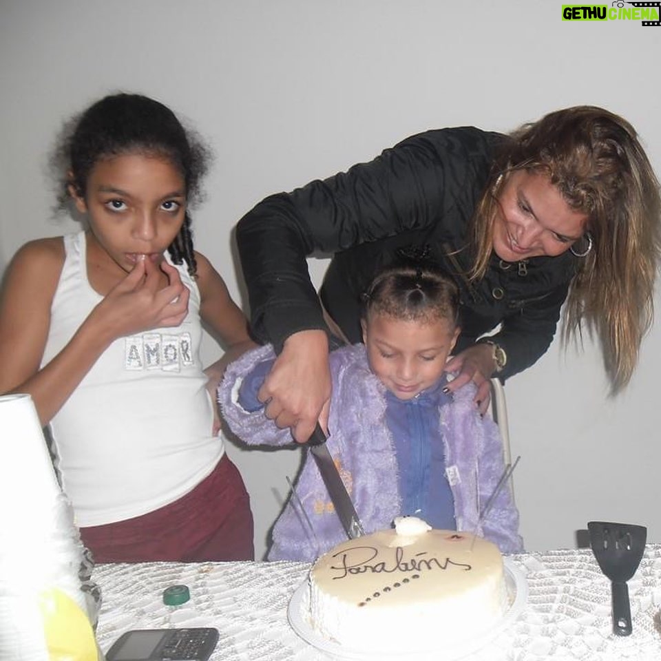 Any Gabrielly - 220.9K Likes - Essa viagem nossa foi a melhor porque eu pude ver de pertinho você realizando um sonho. Você me ajudou a realizar os meus desde sempre. Não importava a nossa situação você estava lá dando tudo que podia; em aniversários, apresentações de escola, torneios…você sempre esteve lá. Você ama incondicionalmente e é por isso que nos ver realizando sonhos é tão emocionante. Eu pude entender isso nessa viagem à Nova Iorque. Eu te amo e eu te vi brilhar e se emocionar e eu sempre sempre vou celebrar sua felicidade assim como você sempre celebrou a minha e a da Belinha. Feliz dia das mães, mamãe ❤️