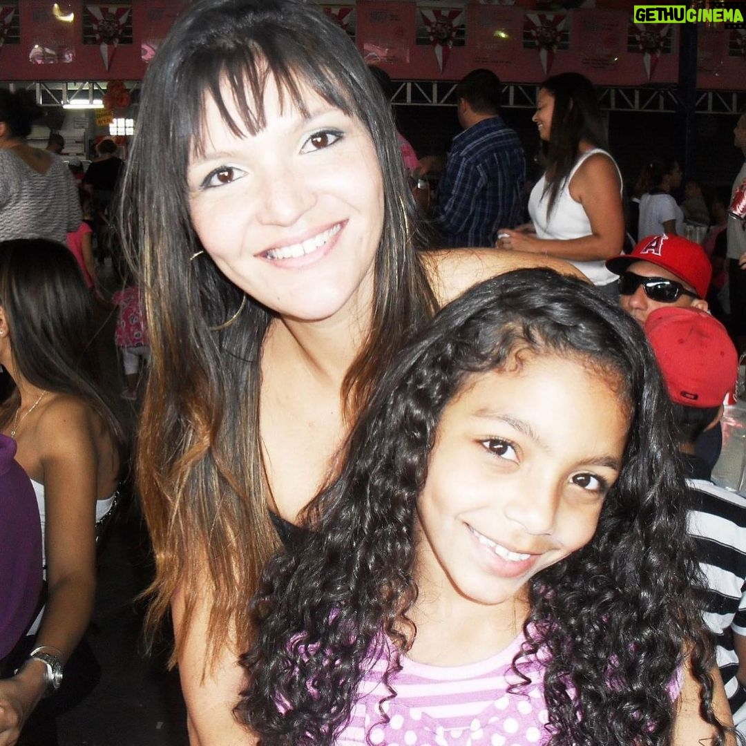 Any Gabrielly - 220.9K Likes - Essa viagem nossa foi a melhor porque eu pude ver de pertinho você realizando um sonho. Você me ajudou a realizar os meus desde sempre. Não importava a nossa situação você estava lá dando tudo que podia; em aniversários, apresentações de escola, torneios…você sempre esteve lá. Você ama incondicionalmente e é por isso que nos ver realizando sonhos é tão emocionante. Eu pude entender isso nessa viagem à Nova Iorque. Eu te amo e eu te vi brilhar e se emocionar e eu sempre sempre vou celebrar sua felicidade assim como você sempre celebrou a minha e a da Belinha. Feliz dia das mães, mamãe ❤️